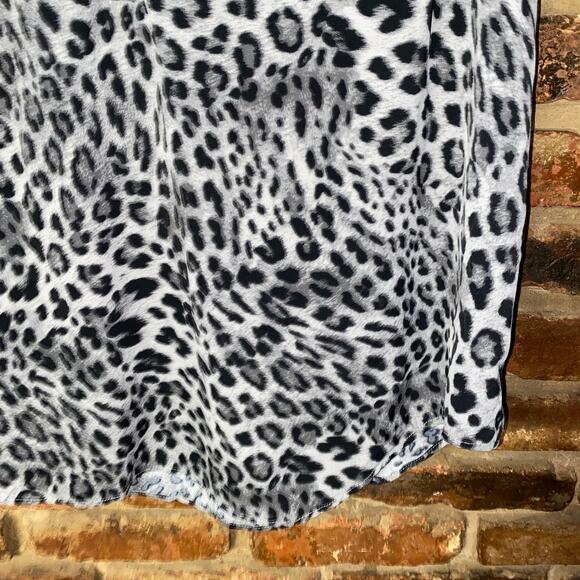 Torrid Gray Leopard Grey Harper Studio Crepe Flutter Blouse Women's Size 2/2X - Picture 4 of 9